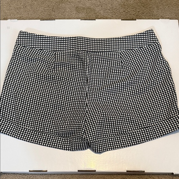 New Express Monochrome Grid Pattern Shorts - Picture 4 of 9